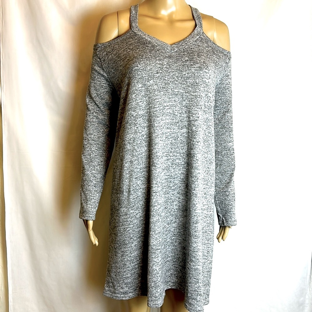 LOVE @ first Sight Sweater Dress. Size XL. Cold Shoulder. Like New. Light Gray